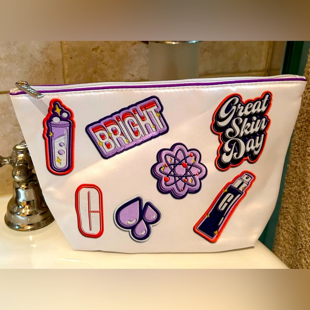 Clinique BUNDLE 4 facial products and makeup pouch - Picture 2 of 6